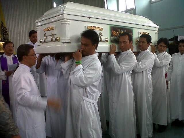 Romo Pri angkat peti