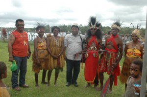 Penulis (keempat dari kiri) dan rekan-rekan di Papua/ FOTO : TEGUH BUDIARTO
