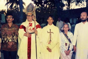 Kardinal Julius dan Mgr Pujasumarta Pr kala muda