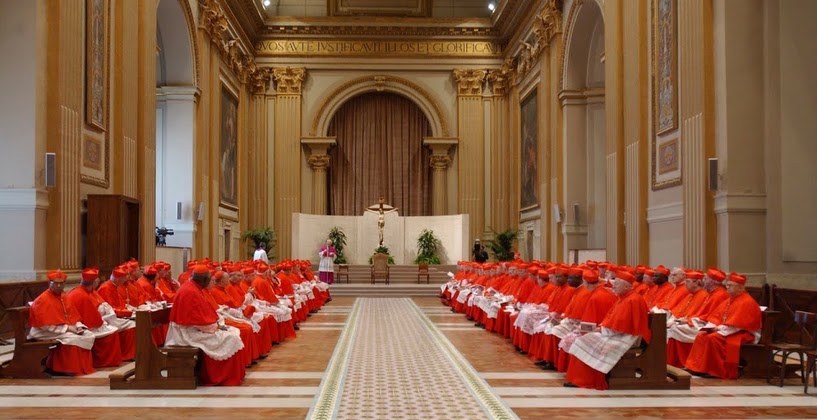 konklaf kardinal duduk berbaris