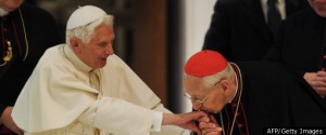 paus dan kardinal cium tangannya