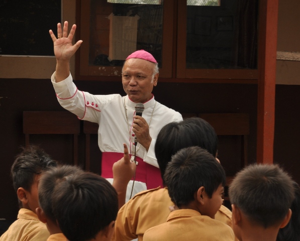 Mgr Puja dan anak-anak sekolah 1