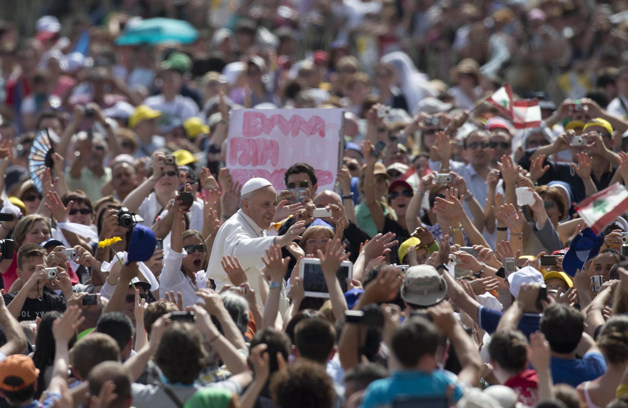 Paus Fransiskus di tengah kerumunan