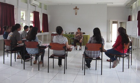 Mahasiswa Pemapan 2012 sedang berdiskusi dengan Prof. Bernadette Setiadi, psikolog dan mantan Rektor Unika Atma Jaya pada salah satu retret di Wisma Samadi. 