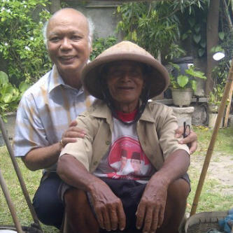 Mgr Puja bersama petani
