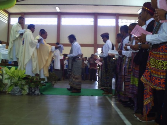 Misa Penerimaan Jubah bagi ke- 54 Frater SVD di Aula Santo Arnoldus Jansen Nenuk, Selasa (32)(1)