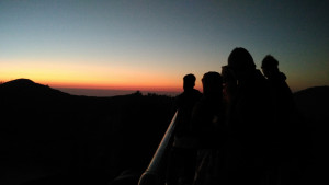 wisatawan menyaksikan sunrise
