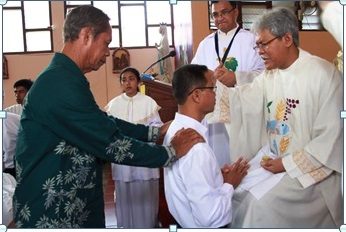 Romo Vikaris Jenderal (Vikjen) Keuskupan Purwokerto Tarcisius Puryatno memberikan sakramen krisma kepada umat. (Steve Mada)