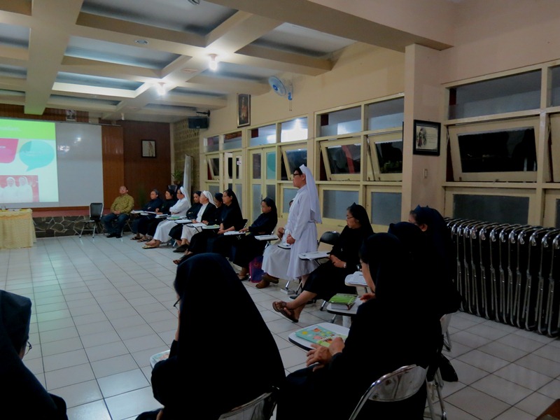 Tampil berani bicara. Inilah yang terjadi di forum pelatihan-lokakarya semangat anti korupsi bersama para Suster Fransiskanes Sukabumi (SFS) oleh tim pengampu KWI - Yayasan Bhumiksara.