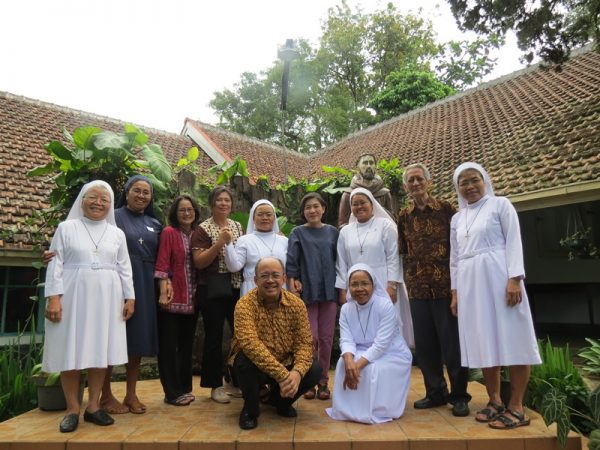 Panitia lokal Suster Fransiskan Sukabumi (SFS) bersama para pengampu lokakarya anti korupsi Tim Ehem! Yayasan Bhumiksara - KWI