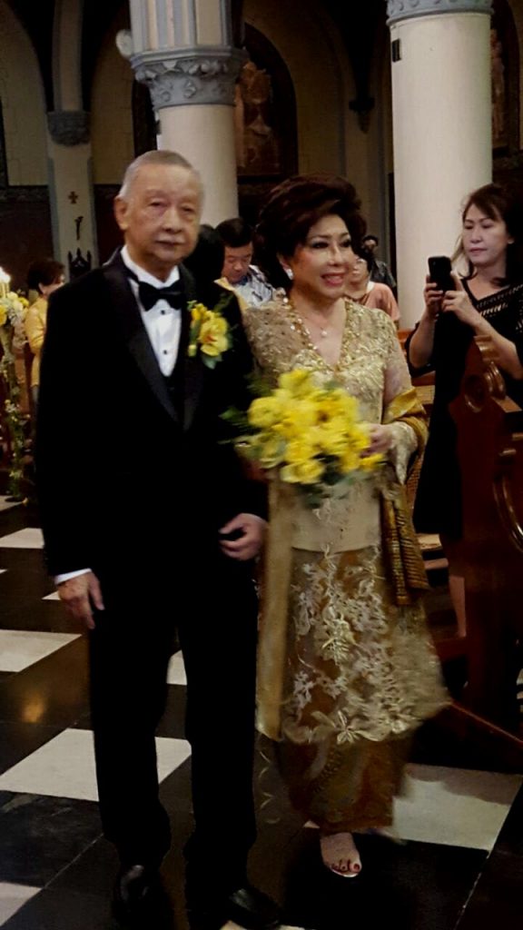 Sudah 50 tahun lamanya merenda rajut kasih dalam hidup keluarga katolik, namun di hari istimewa di Gereja Katedral Jakarta tanggal 29 Juli 2019 Paul dan Pieneke Mariana Sutandi didapuk layaknya calon pengantin baru. (Dok. Keluarga)