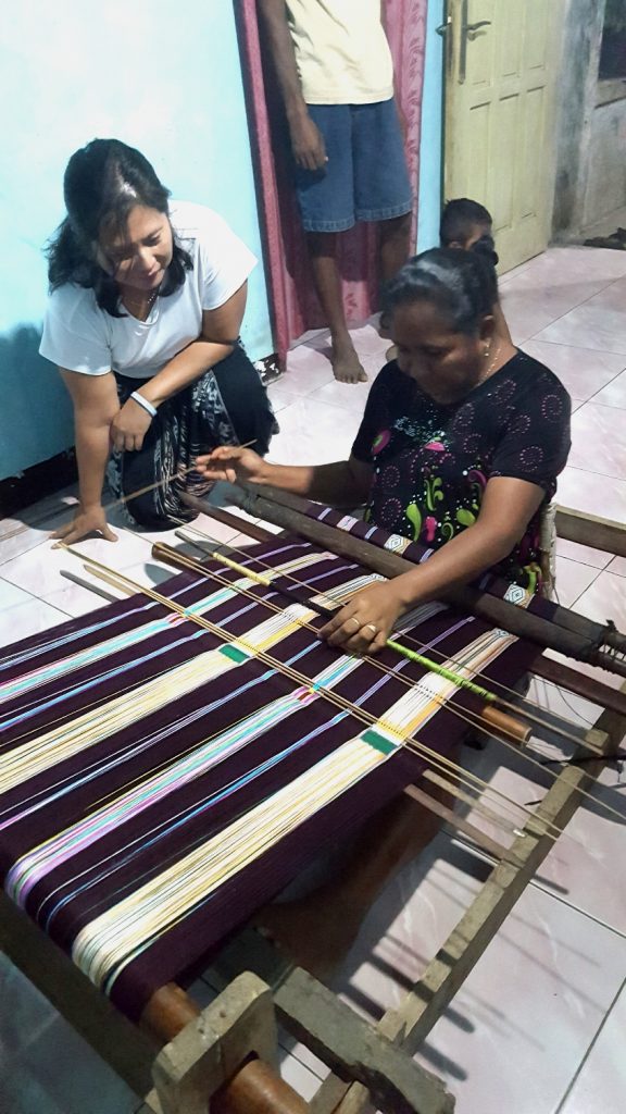 Melihat sendiri di lapangan bagaimana ibu-ibu mengerjakan produk seni lokal berupa kain-kain tenun ikat khas Atambua di Timor, NTT. (Romo Kris Fallo)
