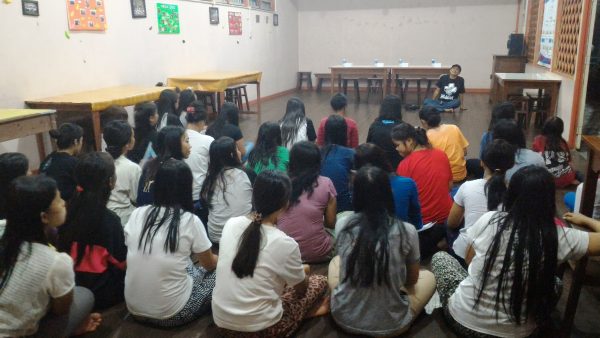 Jurnalis senior di kora lokal Pontianak Budi Miank tengah memotivasi dan memberi latihan menulis untuk para penghuni asrama Petrina Pontianak. 