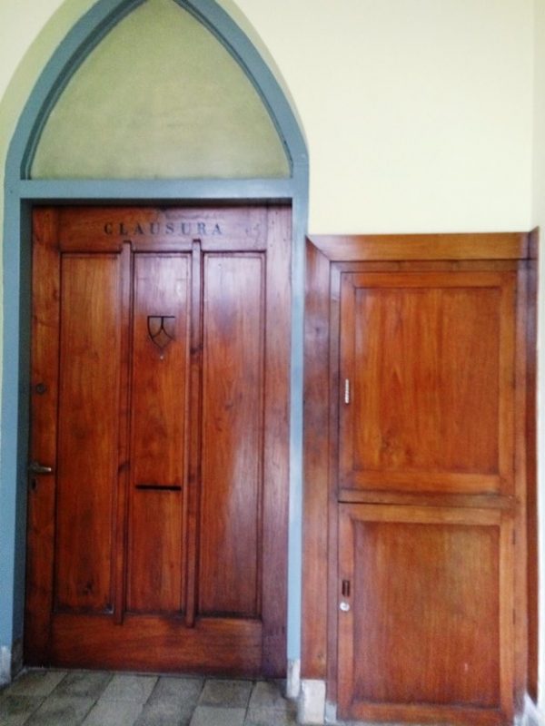 Pintu klausra yang menahan orang luar untuk tidak bisa masuk ke wilayah 'ruang dalam' biara. (Mathias Hariyadi)