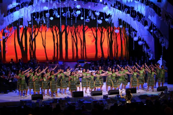 Anak-anak kecil dan remaja anggota Paduan Suara The Rezonanz Children's Choirs mengisi komposisi Yamko Rambe Yamko dalam pergelaran Konser Natal 2016 PUKAT KAJ "The Greatest Gift of Christmas". (PUKAT KAJ/Deny Surjanto)
