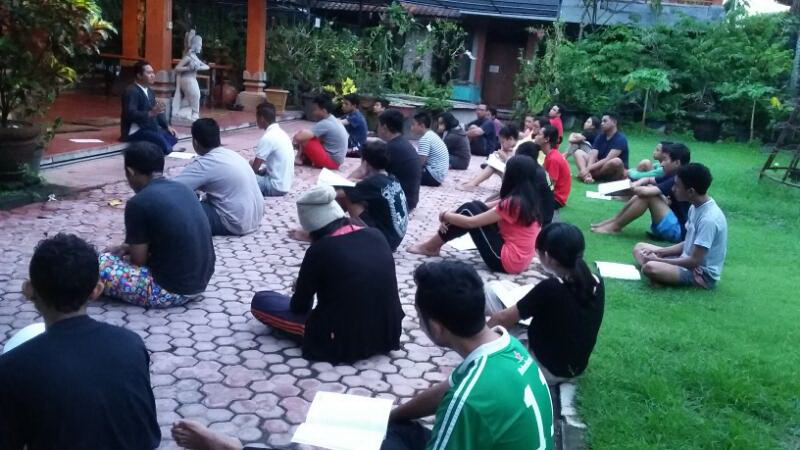 Peserta mendengarkan instruksi sebelum games