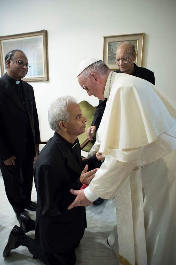 Pastor Tom Uzhunallil SDB saat bertemu Paus Fransiskus usai pembebasannya.