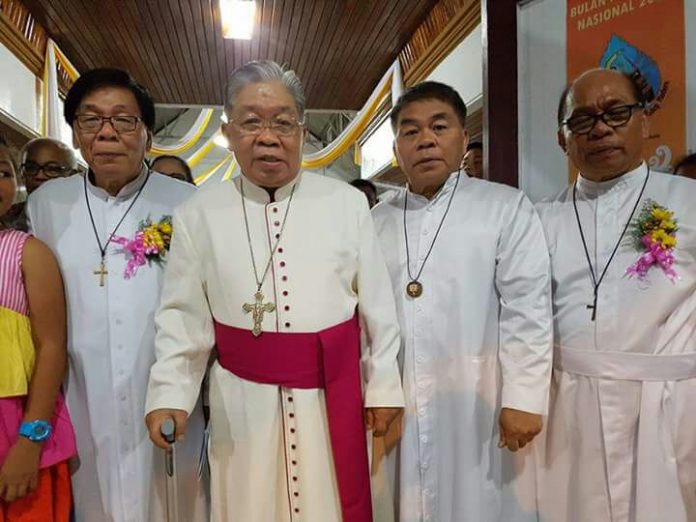 Mgr. Petrus Canisius Mandagi MSC dan adik-adiknya semua berjubah