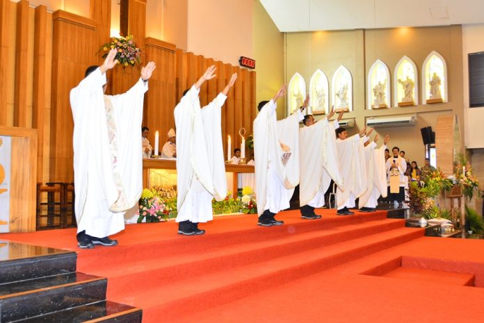 Berkat pertama dari enam imam baru yang menerima tahbisan imamatnya di Gereja St. Yoseph, Kota Palembang, Selasa (29/5/18) lalu - Frans Tanto
