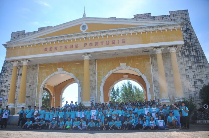 Para peserta Go Green Camp MSF berfoto bersama di depan Benteng Portugis di Pati, Jateng. (Dok. Panitia)