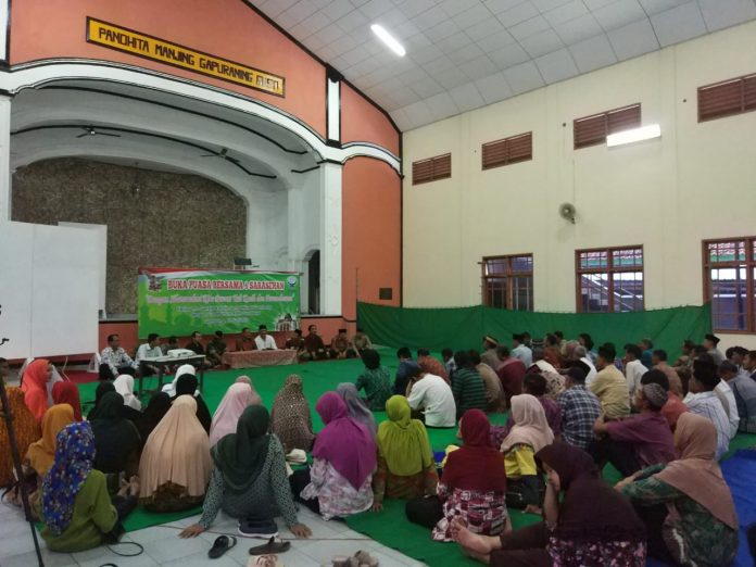 Umat lintas agama mengikuti acara sarasehan dan buka puasa bersama di aula Gereja St. Mikael Paroki Gombong, Keuskupan Purwokerto.