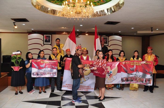 Penyerahan kebulatan tekad sejumlah WNI yang tinggal di Manila, Filipina saat memperingati Hari Lahirnya Pancasila: 1 Juni. Acara ini berlangsung di aula Kedubes RI di Manila. (Romo Yohanes Tuan Kopong MSF)