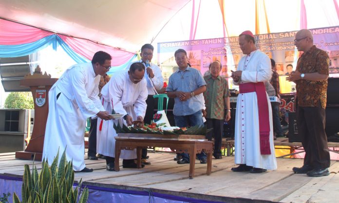 Uskup Harun Yuwono (kanan)