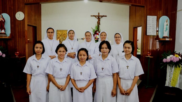 Keluarga baru, Sr. Yulita dan Suster Immaculata yang dipercayakan sebagai pembina Postulan dan Novis SFIC