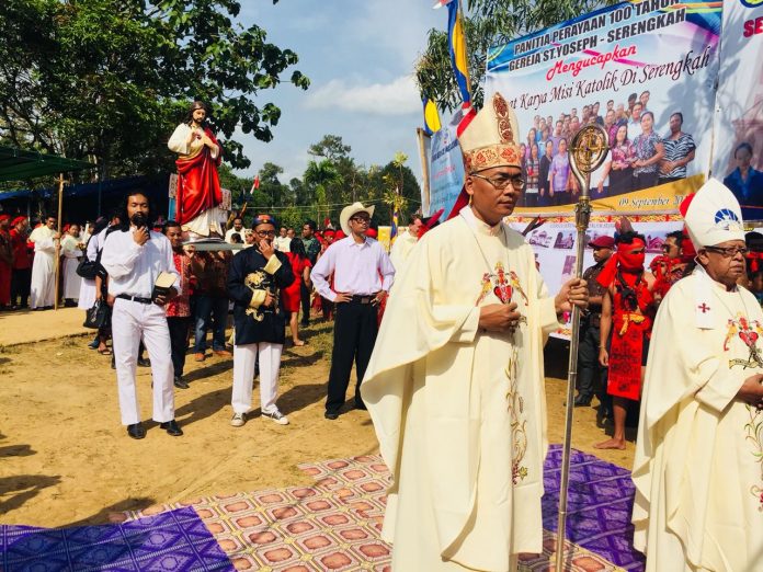 Uskup Keuskupan Ketapang Mgr. Pius Riana Prapdi dan Uskup Emeritus Mgr. Blasius Pujaraharja memimpin Perayaan Ekaristis memperingati 100 tahun misi Katolik pertama di Serengkah. (Romo Mardianus Indra Pr)