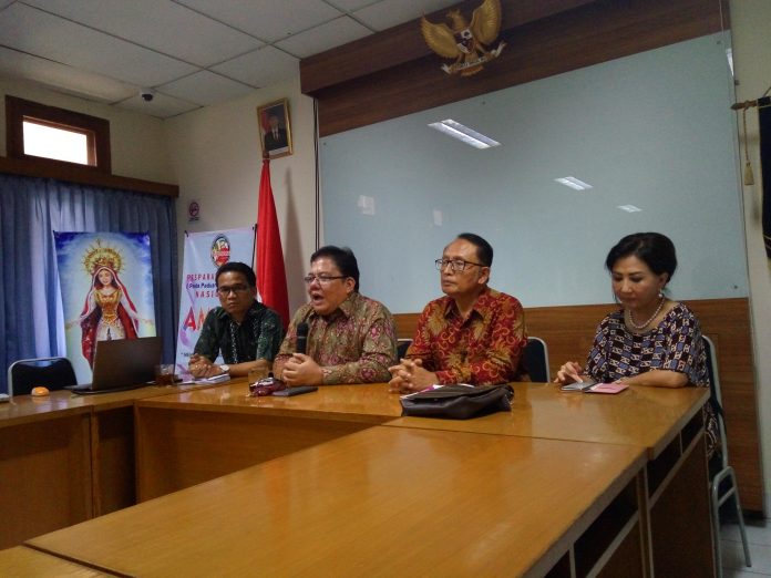 Ketua LP3KN Prof. Adrianus Meliala (kedua dari kiri) tengah bicara dengan jajaran media mengenai persiapan PESPARANI di Ambon 27 Oktober-2 November 2018 saat jumpa pers di Jakarta (16/10/18) - Mathias Hariyadi