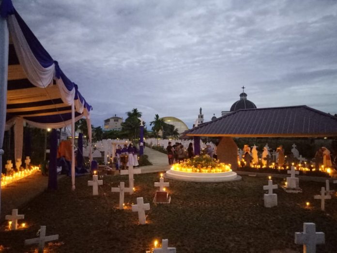 Penyalaan 1.000 lilin di Kerkop Pontianak di mana jazad Mgr. Jan Pacificus Bos OFMCap dimakamkan. (Sr. Maria Seba SFIC)