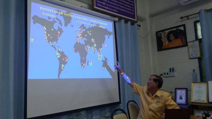Dr Ong, pendri dan pemimpin sekolah berasrama Satya Sai, adalah seorang ilmuwan perancang pesawat ruang angkasa. (Romo Ferry Sutrisna Widjaja Pr/Keuskupan Bandung)