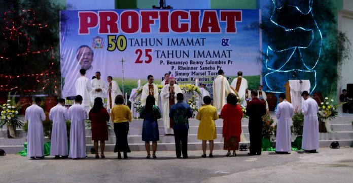 Merayakan penerimaan Sakramen Imamat yang ke-50 dan ke-25 tahun di Ampiteater Lotta di Pineleng untuk Mgr. Jos Suwatan MSC dan sejumlah jubilaris imam diosesan Keuskupan Manado. (Komisi Komsos Keuskupan Manado)