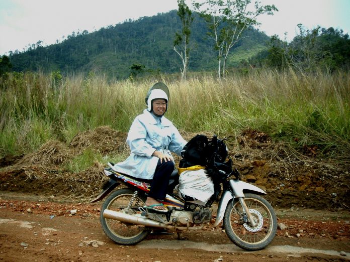 Sr. Lucia Wahyu OSA naik sepeda motor menyusuri kawasan pedalaman Keuskupan Ketapang