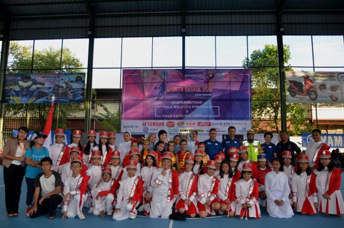 Walikota Pontianak bersama tim drumband SMP Suster dan Penari Tidayu SD Suster