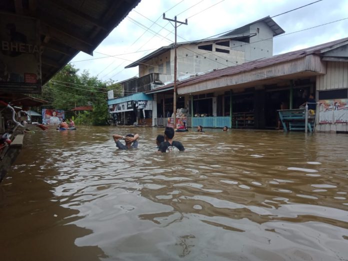 Banjir setinggi dada orang dewasa akan segera menggenangi Biara Susteran OSA di Nanga Mahap, Sekadau, Kalbar. (Sr. Ludovika OSA)