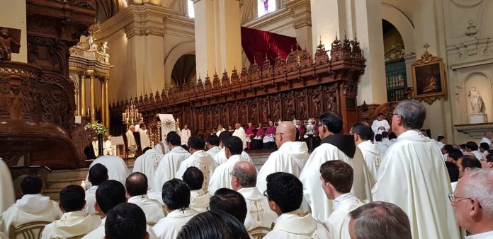Mengikuti Misa Krisma di Gereja Katedral Ibukota Lima di Peru, Amerika Latin. (Romo Michael Agung O.Carm)
