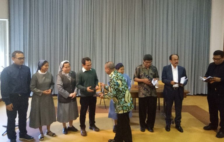 AM Putut Prabantoro menyerahkan buku “Masyarakat Pancasila AM Putut Prabantoro menyerahkan buku “Masyarakat Pancasila