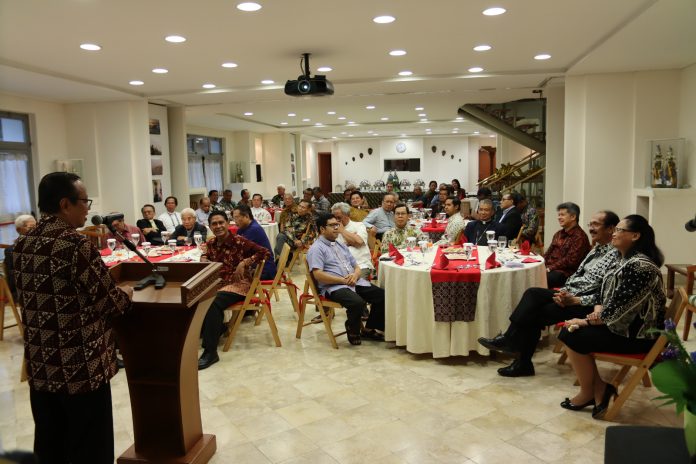 Ketua KWI Mgr. Ignatius Suharyo memberi sambutan dalam temu akrab rombonga para Uskup Indonesia saat bertandang ke KBRI Vatikan di Roma. (Dok. KBRI Vatikan)