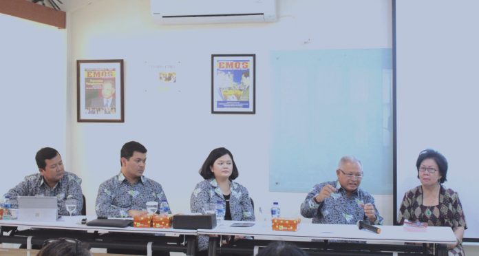 Konferensi pers 3 tahun The Purnomo Yusgiantoro Center (PCY) bersama Luky, Inka, Filda, Purnomo Yusgiantoro dan Lies Purnomo. (Dok PCY)