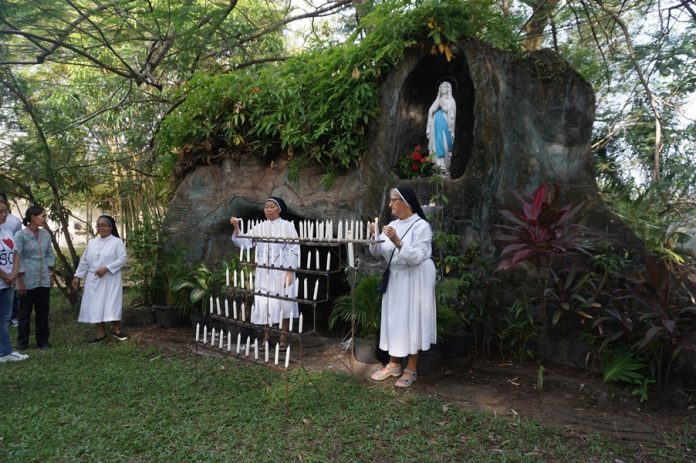 Menyalakan 70 lilin tanda peringatan 70 karya misi OSA di Indonesia