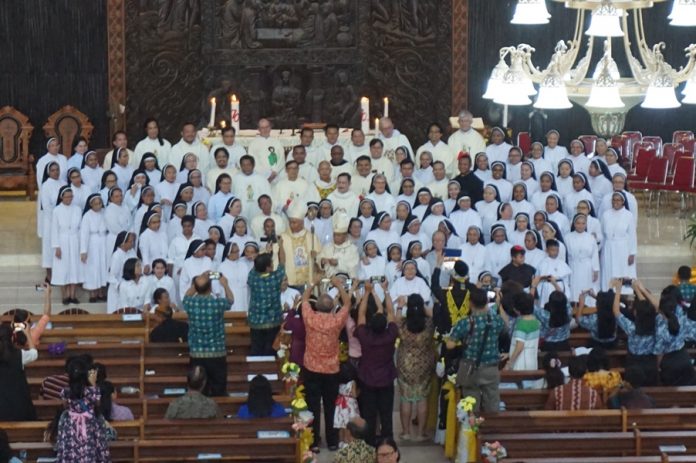 Para imam dan suster OSA dan penghayat spiritualitas St. Augustinus dan lainnya usai Perayaan Ekaristi syukur dalam rangka perayaan 70 tahun misi Kongregasi Suster OSA di Indonesia. (Mathias Hariyadi)