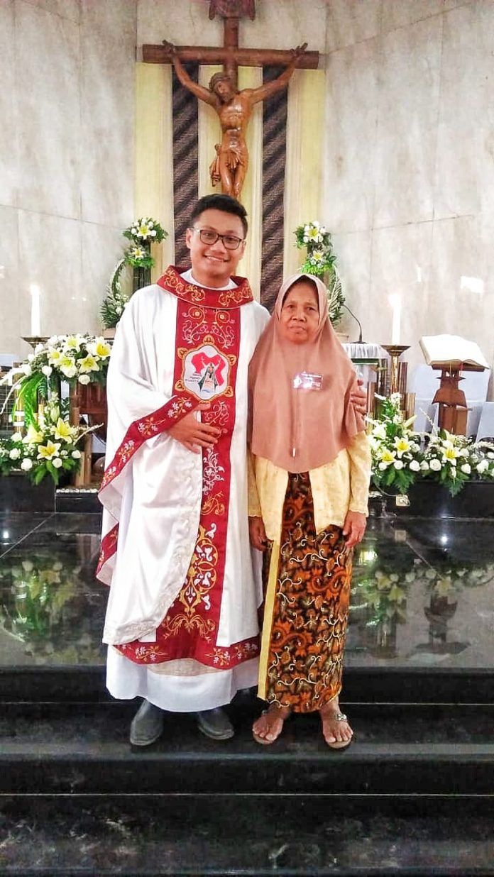 Ini foto saya bersama nenek kandung yang adalah ibu dari ibu kandunng saya.