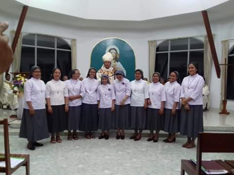 Para suster SdC bersama Uskup Keuskupan Sintang Mgr. Samuel Oton Sidin OFMCap.