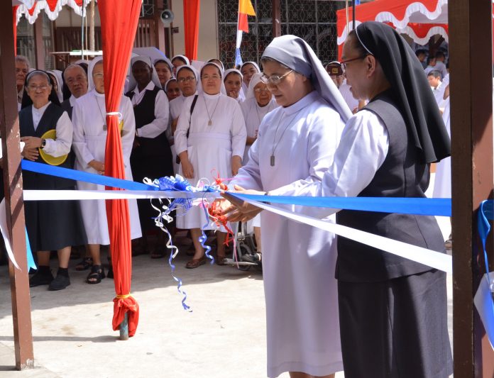 prosesi pemotongan pita oleh suster General, Sr. Adriana Tony didampingi oleh wakil, Sr. Jane Conception