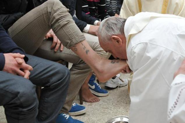 Paus Fransiskus mencium kaki tahanan 3.jpg