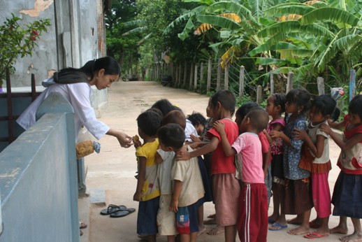 Gadis dari Jepang yang menjadi tenaga pengajar sukarelawan di Stasi Taom, Siem Reap bersama anak-anak. (Mathias Hariyadi)