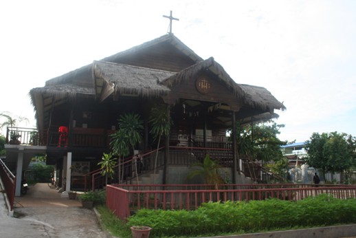 Gereja Katolik Siem Reap Kamboja latar depan