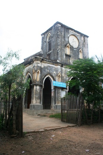 Gereja Stasi Taom Kamboja latar depan samping ok