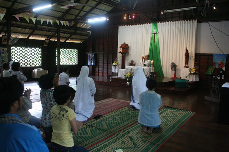 Misa pagi di Gereja Siem Reap Kamboja